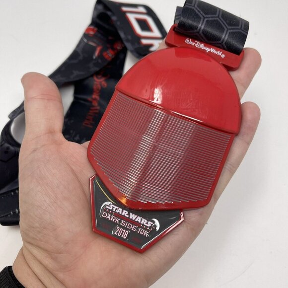 Disney Star Wars 2018 Dark Side 10K Finisher Medal RunDisney Red Guard - Picture 4 of 5